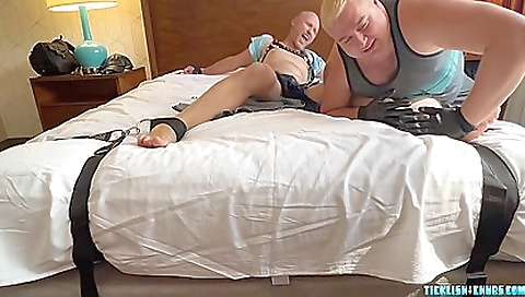 Smoking hot wife with a littlexya