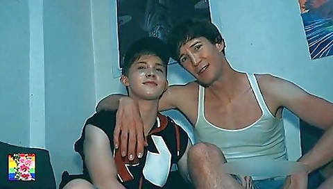 Hawt slutty yngr fucks with a hot chick