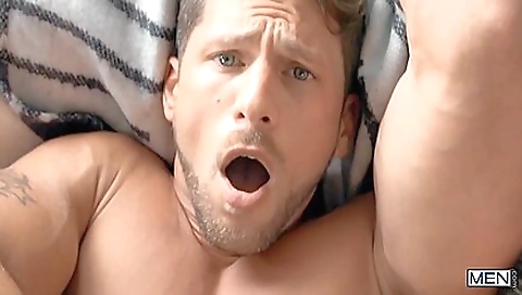 Hawt couple fuck in the kitchen