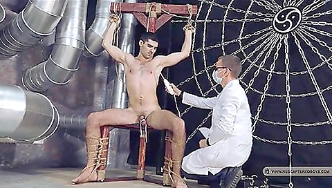 Mature woman fucking her pussy